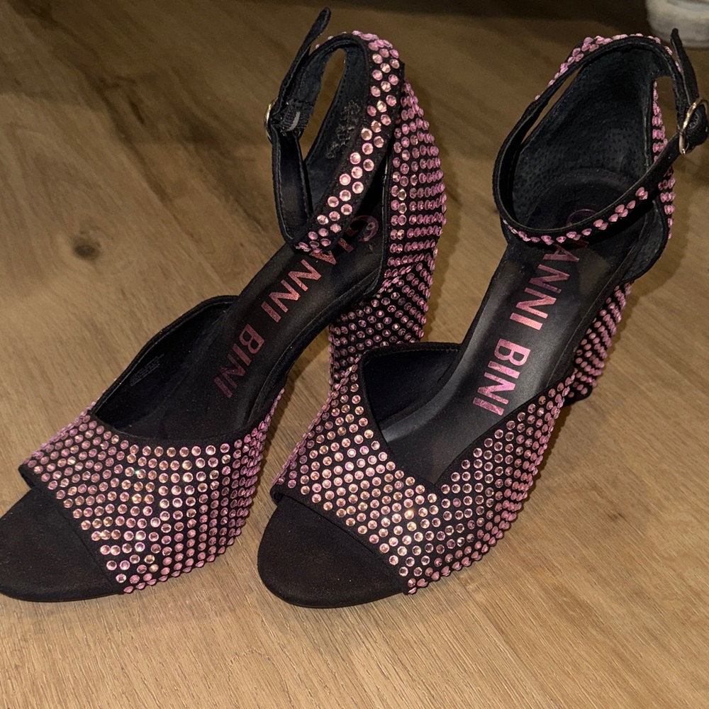 Gianni Bini Women's Black and Pink Heels